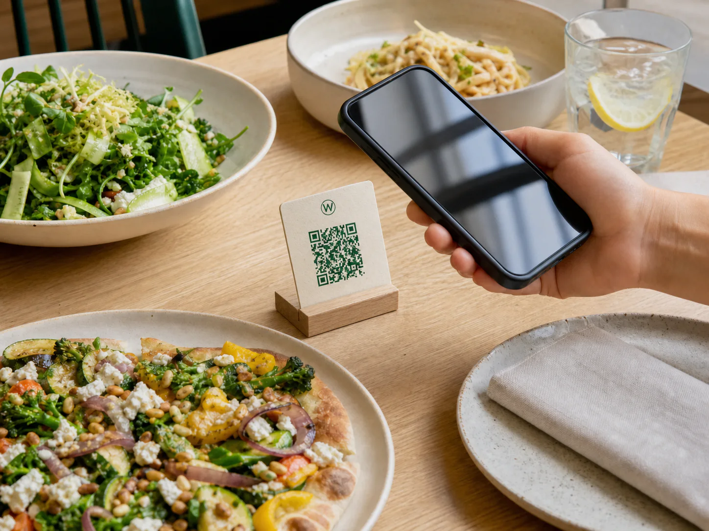 Gast scant een realistische QR-kaart aan een restauranttafel